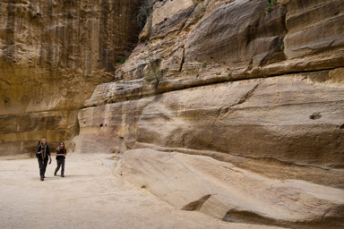 Petra - wejście do miasta prowadzi długim kanionem