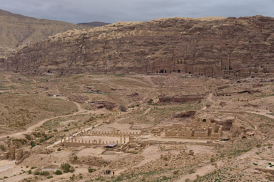 w tle grobowce nabatejskie, na pierszym planie ruiny rzymskiej świątynii i pałacu