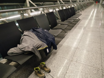 w oczekiwaniu na poranny lot z Krakowa do Ammanu