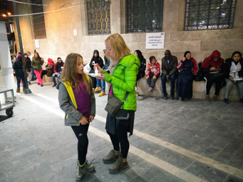 kolejka po najlepszy w mieście kunafeh (deser na bazie koziego sera i syropu)