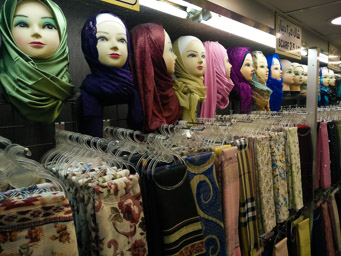 w Jordanii chusta nie jest obowiązkowa, ale mało która kobieta wyjdzie na miasto z gołą głową