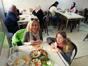 w środku swojsko, lecz smacznie: rządzi falafel i hummus