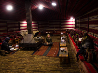 kolacja w namiocie beduinów