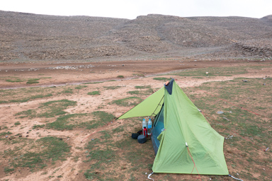 niefortunnie wybrane miejsce na nocleg na dnie wyschniętego jeziora, zapoczątkowało całą lawinę zdarzeń, w konsekwencji których wylądowałem w środku nocy u cudownej rodziny pasterzy