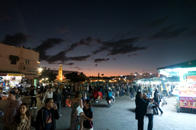 plac Jemaa El Fna w Marakeszu - tu ogniskuje się wszystko co najpiększniesz i najbrzydsze w tym mieście