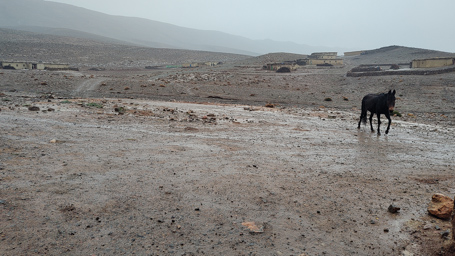 i postój, żeby przeczekać deszcz, w szopie w wioseczce Irhem n' Ou Laïd