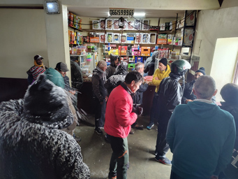 ruch na drodze zamarł, a ostatni podróżni zebrali się w kafejce