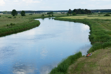 rzeka staje się co raz szersza