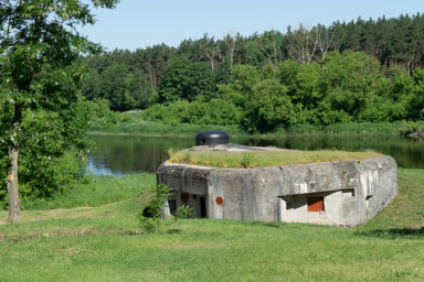 bunkier z 1939 broniący przeprawy w Nowogrodzie
