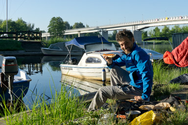 śniadanie w porcie, gdzie zatrzymałem się na noc