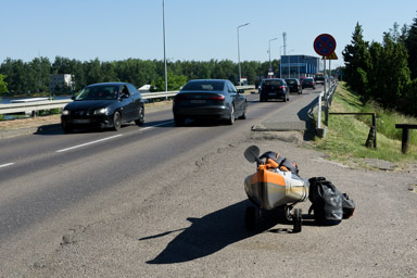 parszywa przenoska przez zaporę w Dębe - niemal kilometr w upale i piachu