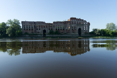 Modliński spichlerz u ujścia Narwi