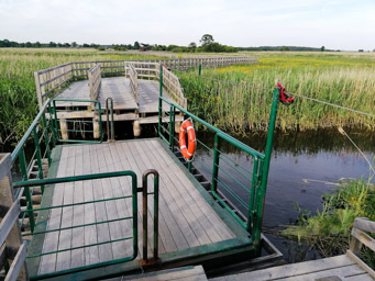 kładka do poglądania ptactwa - kolejne kanały pokonuje się samoobsługowymi promami