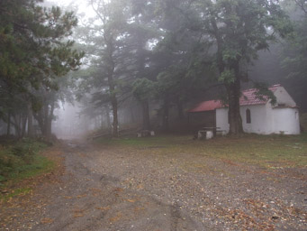 na przełęczy Agios Nikolaos mgła i deszcz