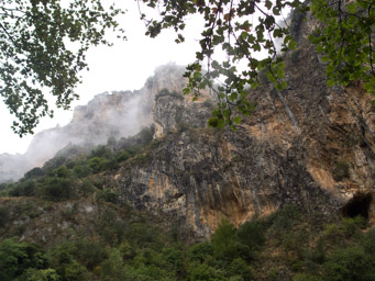 wąwóz prowadzący w kierunku głównej grani Tajgetu