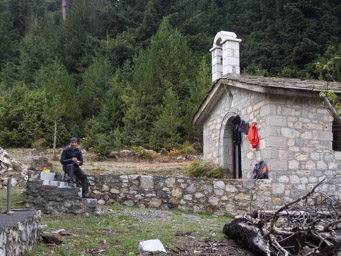 kościółek św. Dymitra na przełęczy pod szczytem Profitis Ilias