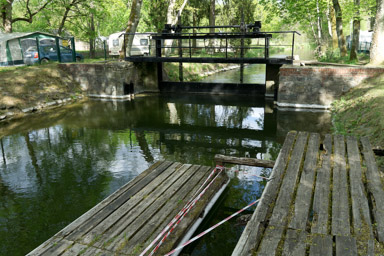 jaz i przenoska zamykające jezioro Wdzydze